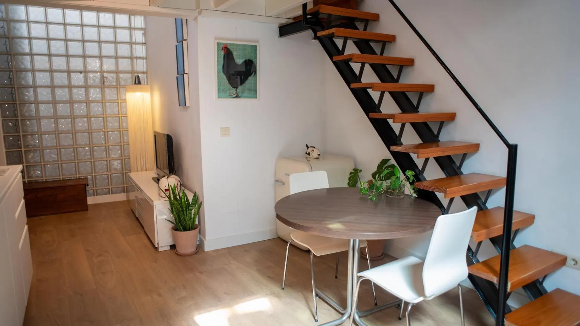Cozy & Quiet Apartment In The Center contacts